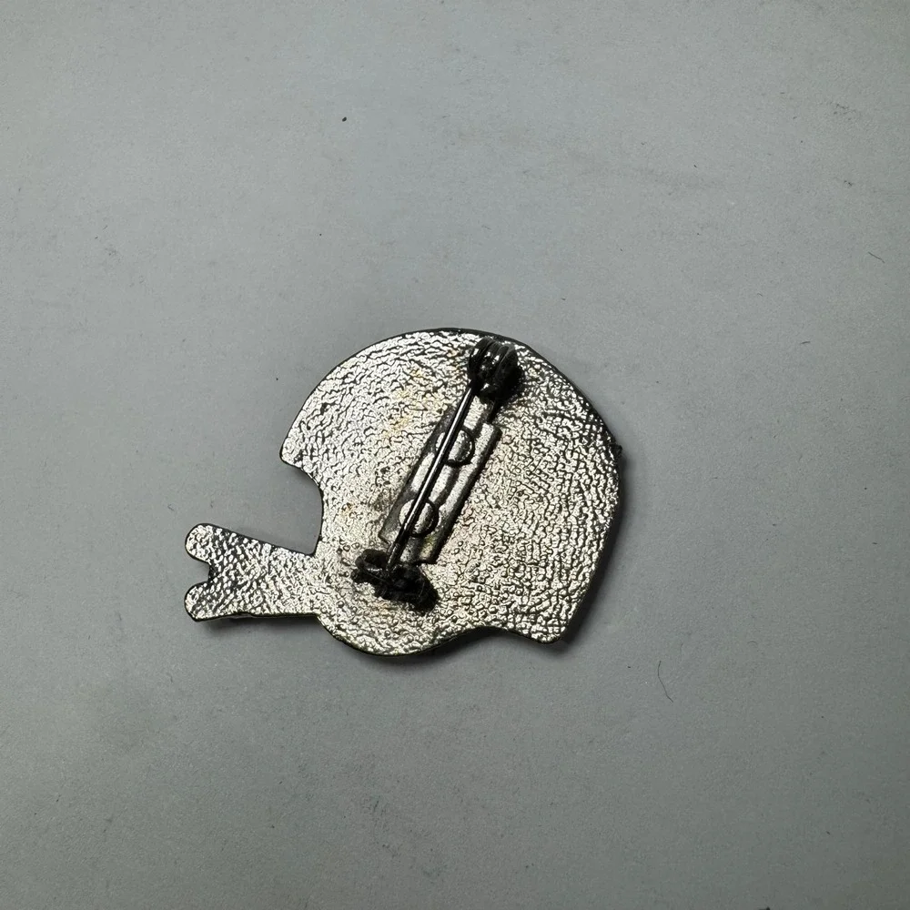 Vintage Los Angeles / Oakland Raiders 1980s NFL Football Helmet Lapel Enamel Pin